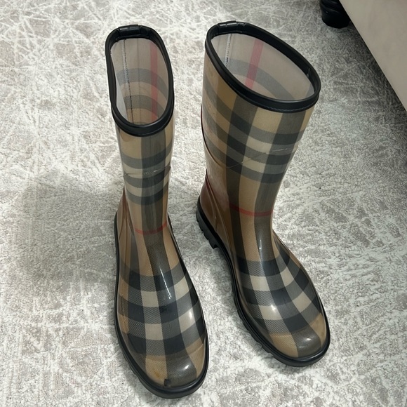 Burberry Shoes - Burberry Rain Boots Sz 9